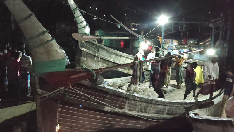 বঙ্গোপসাগরে চার ট্রলারে ডাকাতি, গুলিবিদ্ধসহ আহত আট